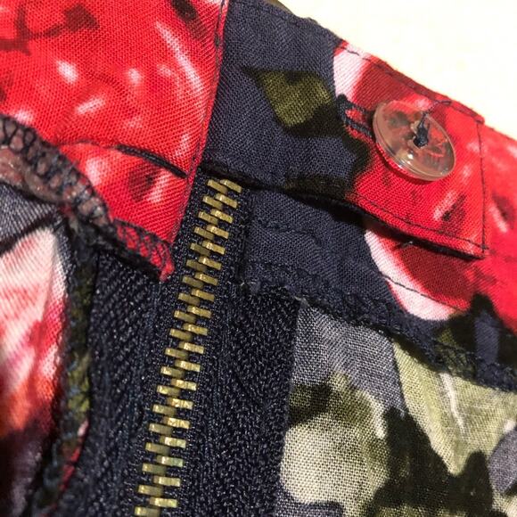 Urban Outfitters Floral Roses A-Line Skater Short Skirt Women Large Gray Red - Picture 4 of 8